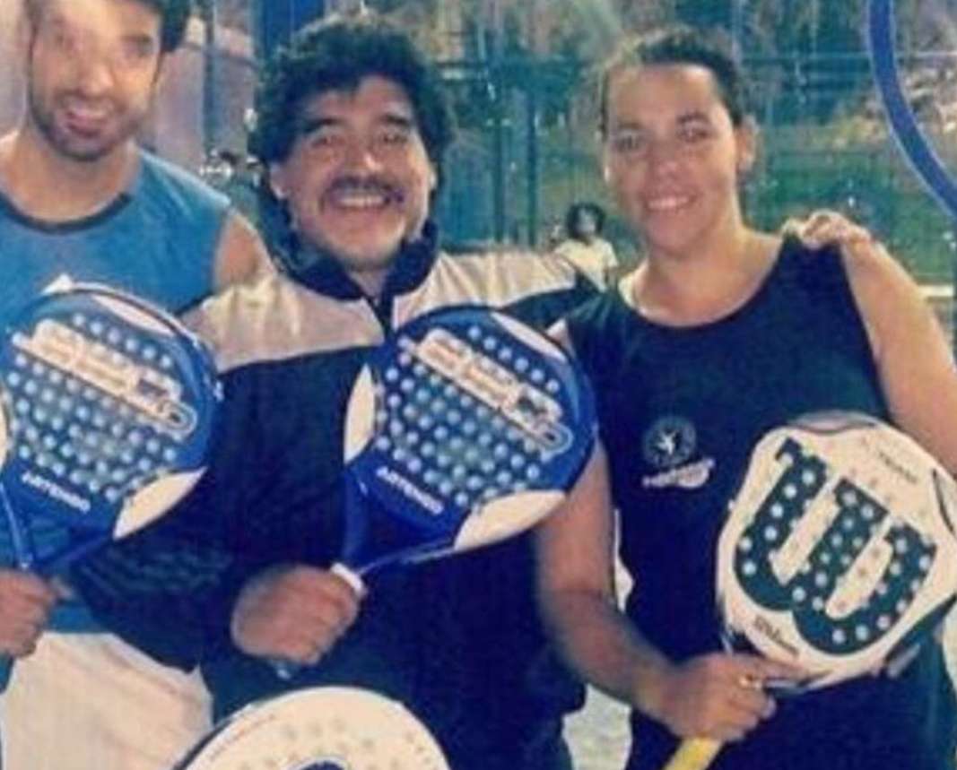 maradona jugando pádel